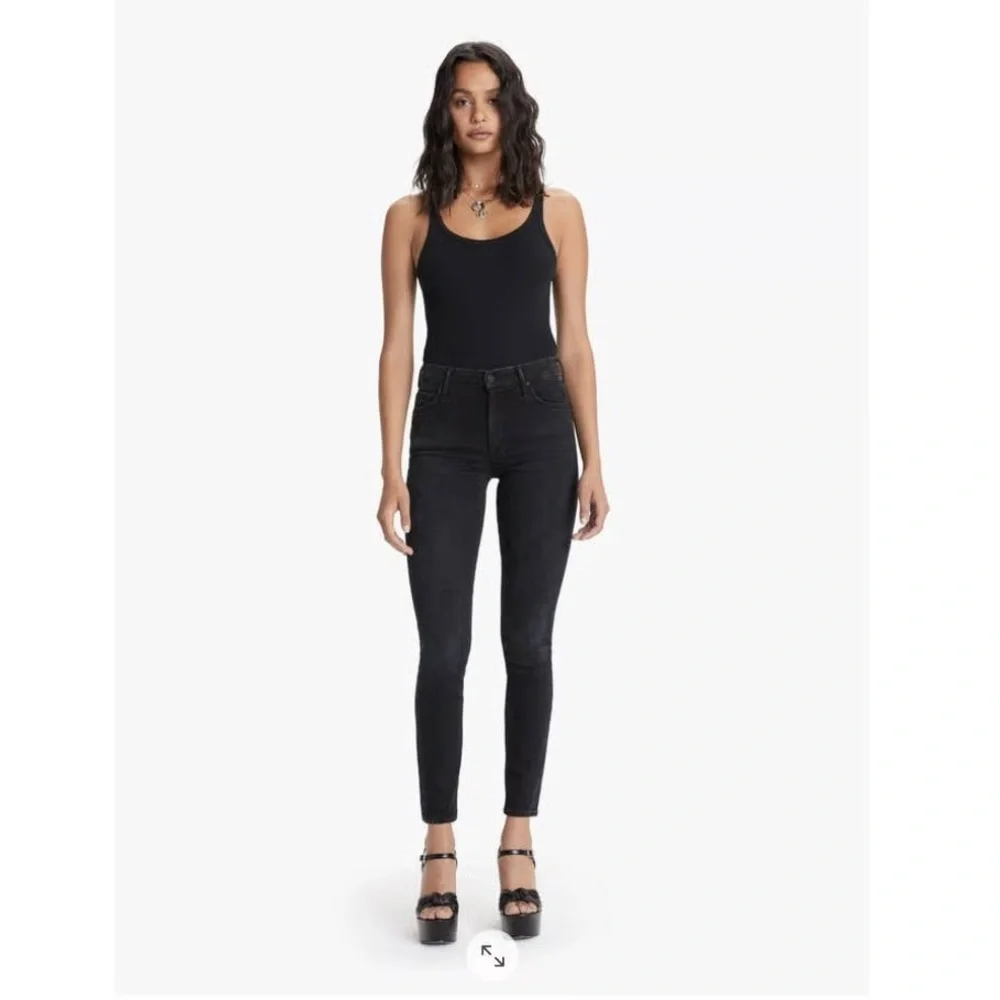 MOTHER High Waisted Looker Ankle Fray in Blackbird size 27 - Picture 4 of 16